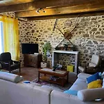 à La Ferme Au Coeur De L'auvergne * Saint-Hippolyte (Cantal)
