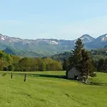Semesterbostad A La Ferme Au Coeur De L'auvergne Saint-Hippolyte (Cantal)