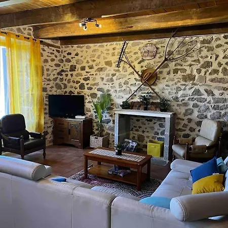 à La Ferme Au Coeur De L'auvergne * Saint-Hippolyte (Cantal)