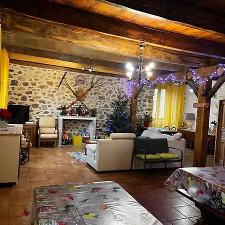à La Ferme Au Coeur De L'auvergne Saint-Hippolyte (Cantal)